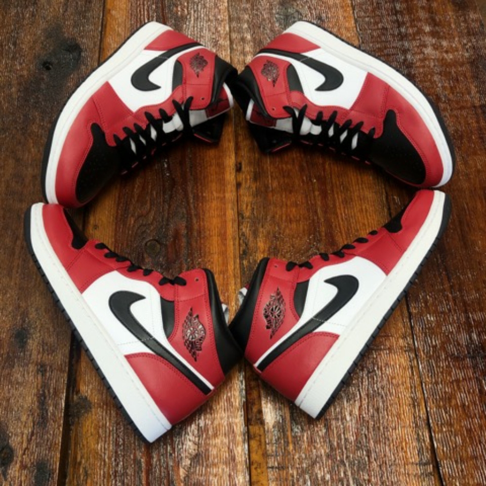 Jordan 1 Mid Chicago's